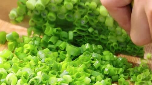 玉米面|面粉不要蒸馒头了，加一把小葱进去，一次做18个，家人都爱吃
