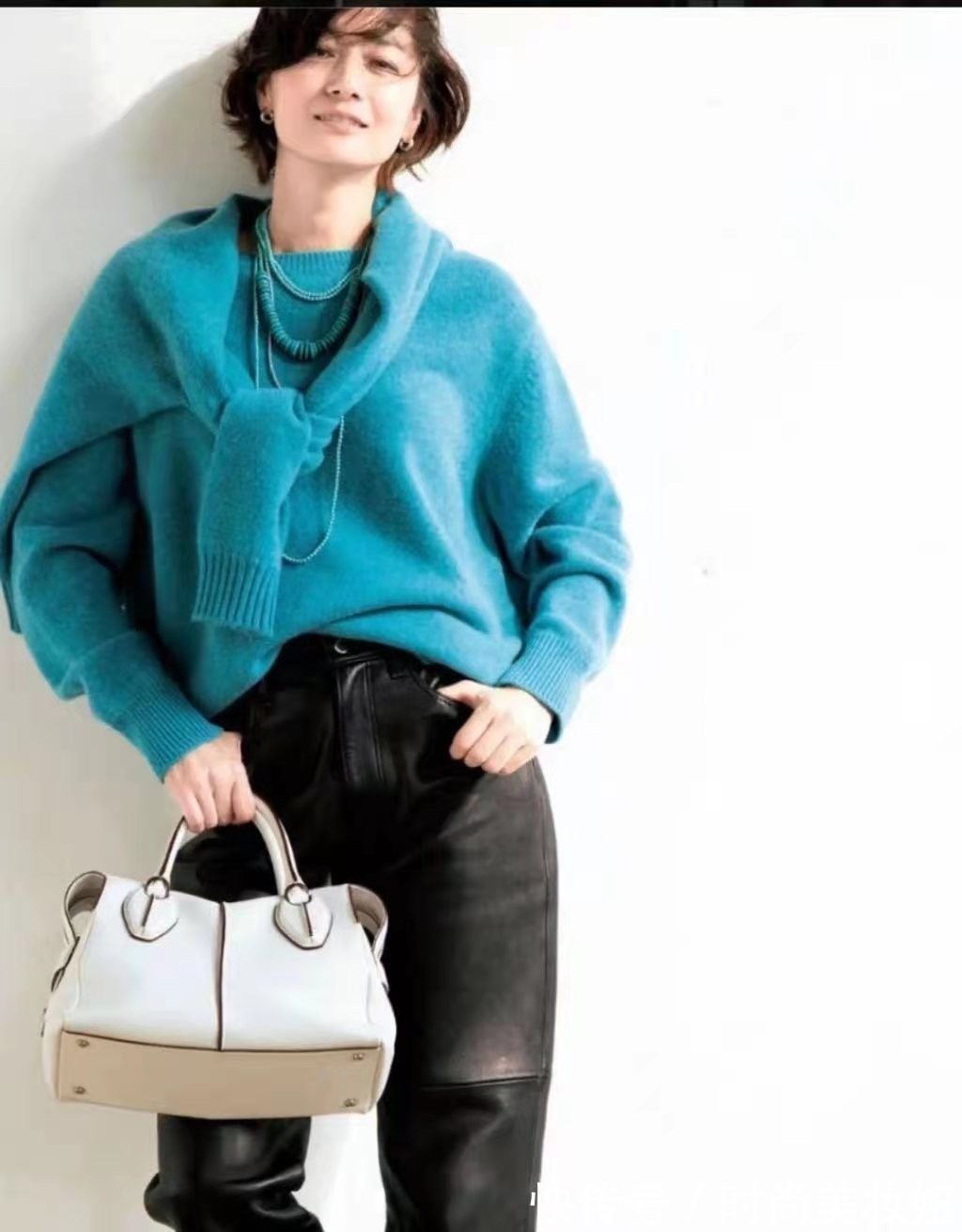 巧克力色|四五十岁的女人,可以多穿这4种“亮丽色”,优雅减龄还衬肤