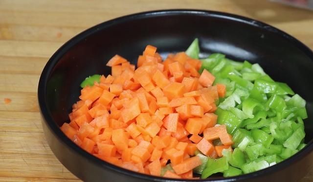 食用油|鸡蛋倒入滚烫的油锅中，五秒就变美食，三十年老厨的技术真是牛