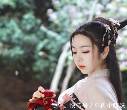 鳌头#落字满庭芳,墨洒豪情笔带狂,吟得腊梅枝上绽,独占鳌头傲雪霜