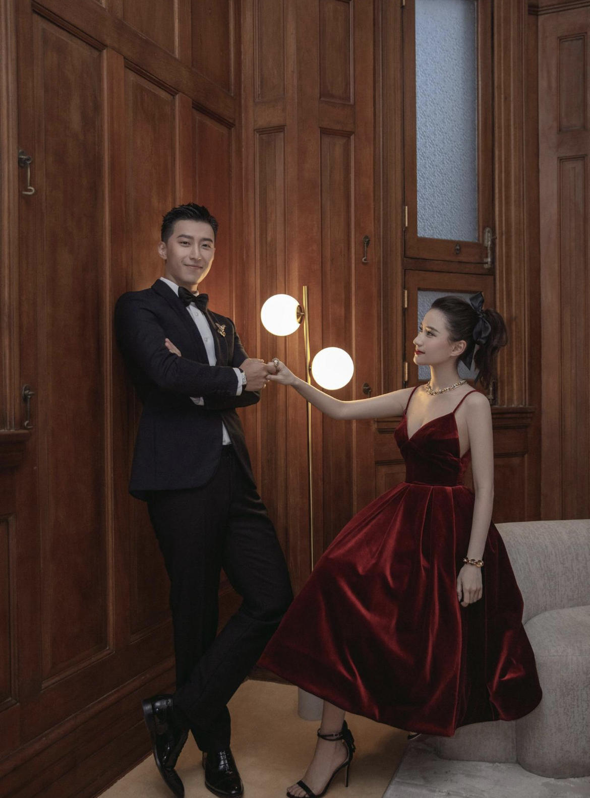 牛仔裤|何超莲才是名副其实的名媛,穿白色衬衫搭配高腰牛仔裤,高贵大气