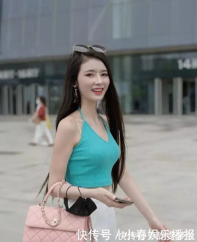 背心|美女街拍：清凉小背心配阔腿裤，简约大方，时尚迷人