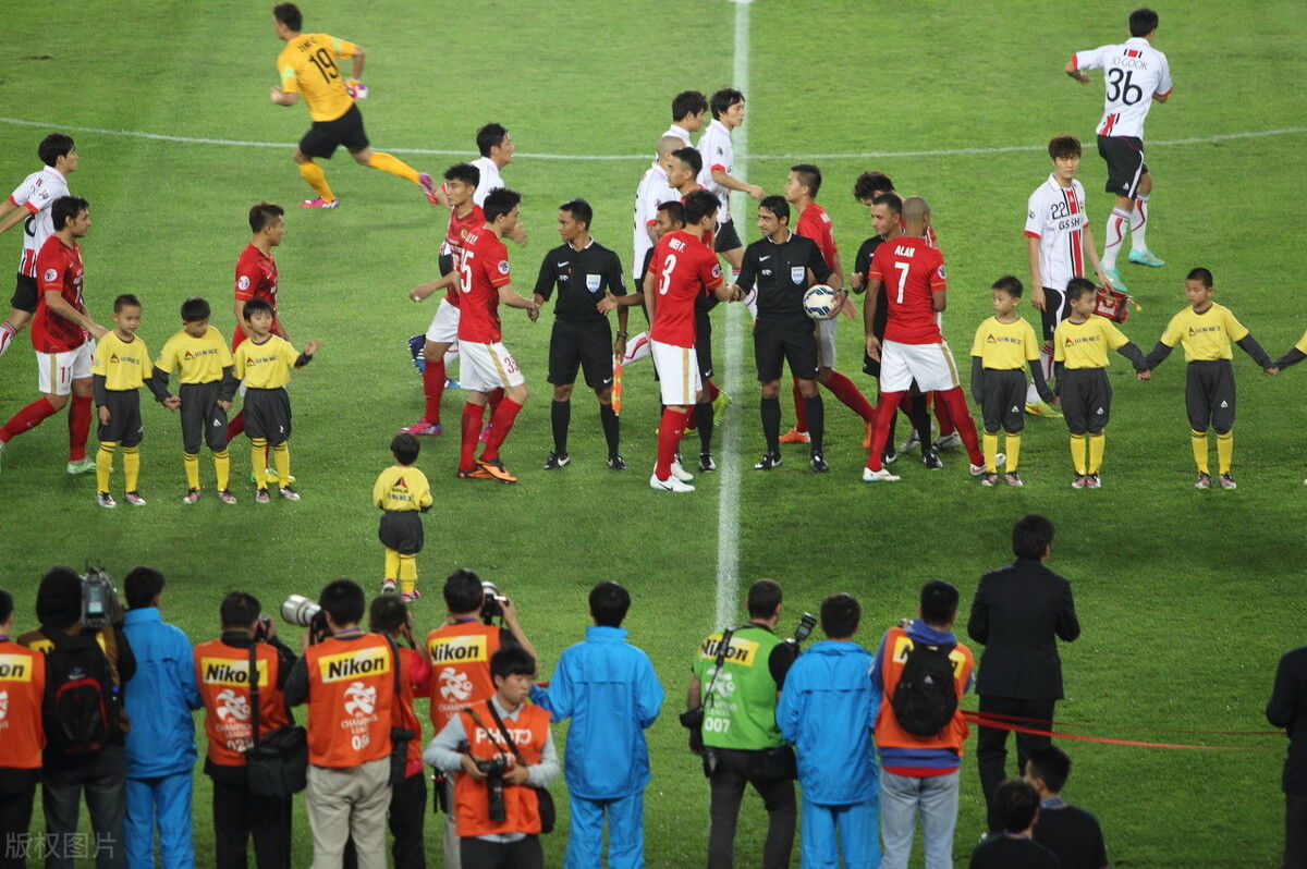 |中国足球凄惨，韩国媒体看笑话！郑智兼任教练，被指是落败的迹象