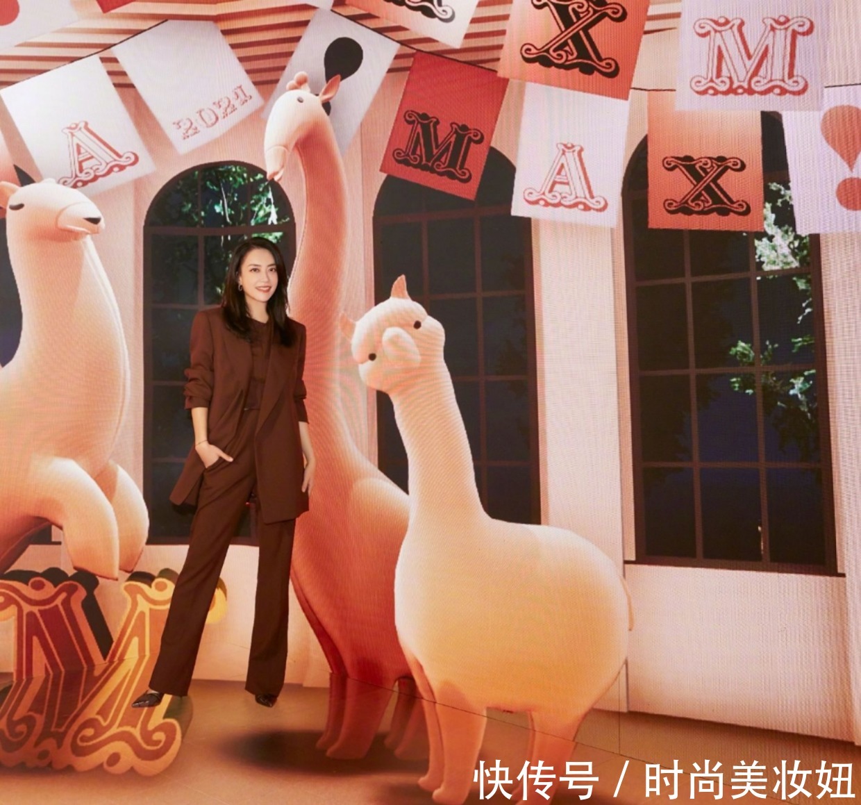 大长腿|霍汶希气质全开了,一身同色系搭配高级霸气,气场不输马伊琍