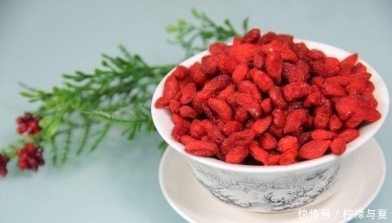 枸杞泡水|枸杞作用非常大,经常喝枸杞会出现这四种状况,一定要注意