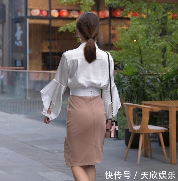 穿搭 初秋季节的职场穿搭,优雅白衬衫搭配开衩半身裙,时尚休闲有魅力!