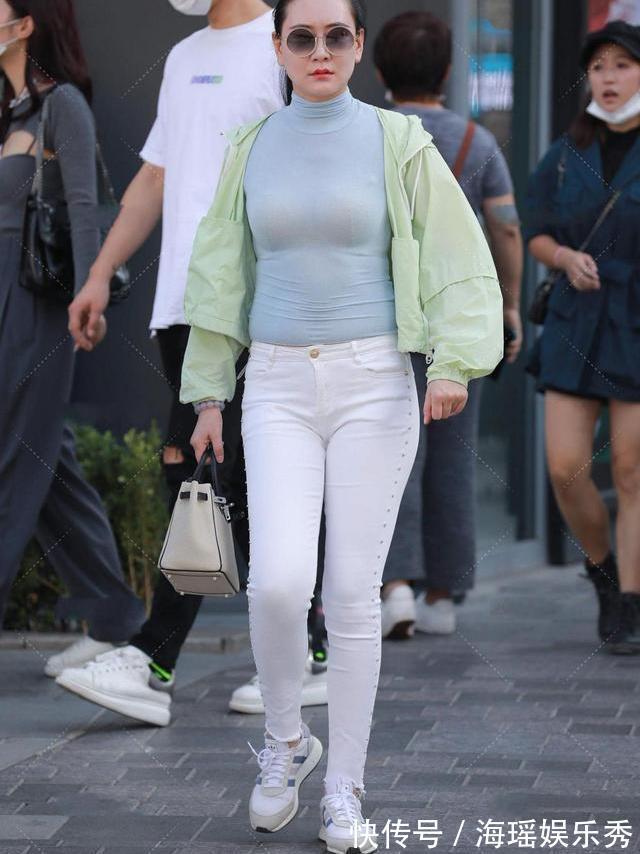 减龄 淡蓝上衣配白牛仔裤,再配淡绿色的防晒霜,清爽减龄