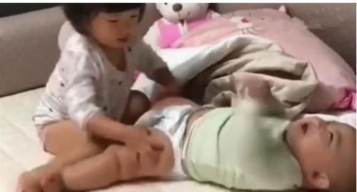 孩子|3岁姐姐给弟弟换尿不湿,发现弟弟和自己不一样,反应让人笑抽