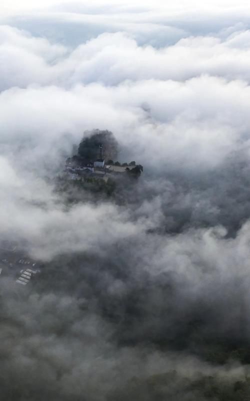 一场春雨，将张家界武陵源泼成了一幅幅山水画