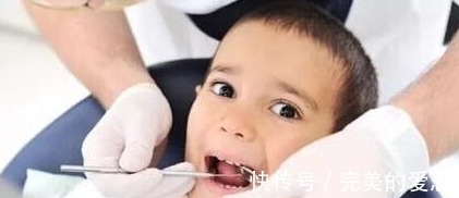 结石|男孩因口臭被孤立，爸爸带到医院去检查，张嘴后医生都吐了