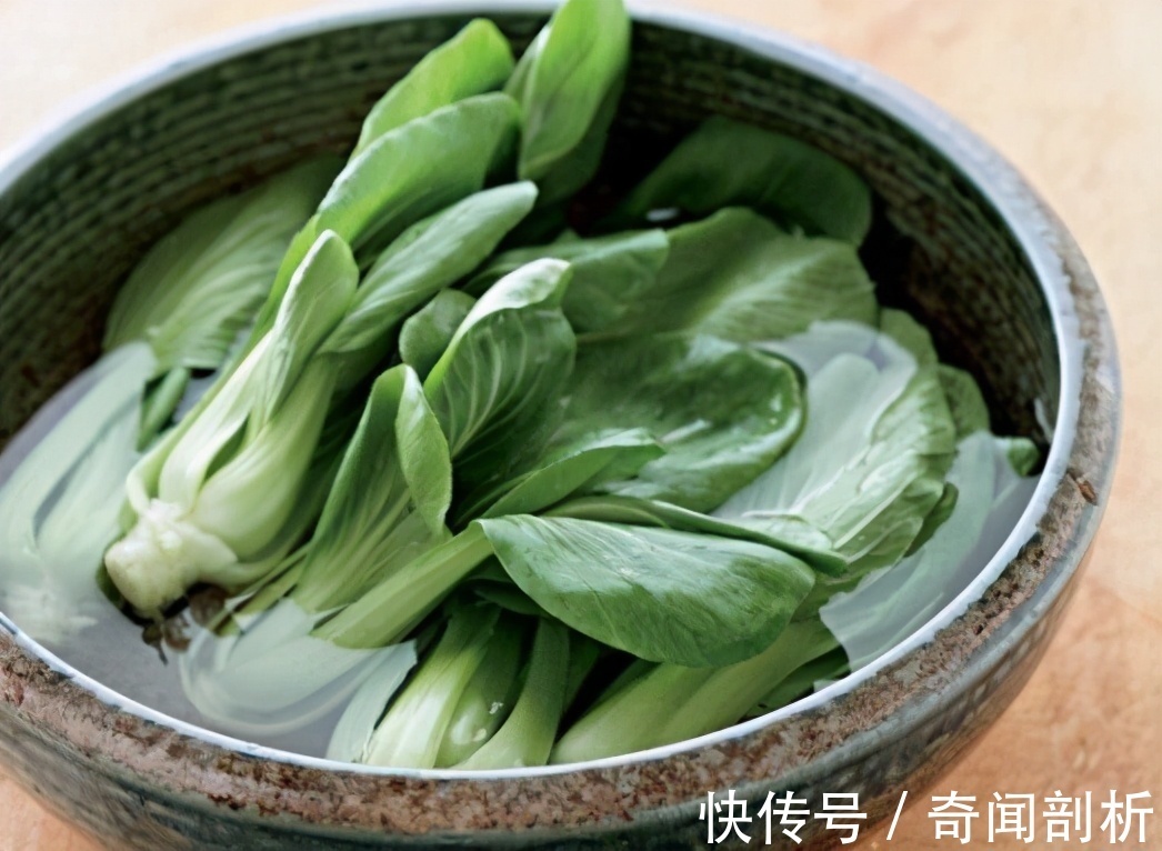 鲜嫩|不管炒什么青菜，不要直接下锅！牢记这3点，青菜鲜嫩翠绿不出水