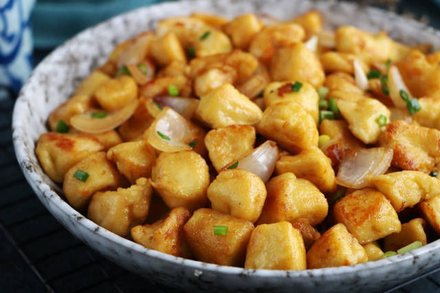 剩馒头别蒸着吃了，5分钟做成早餐，比肉还好吃，每次一锅吃精光