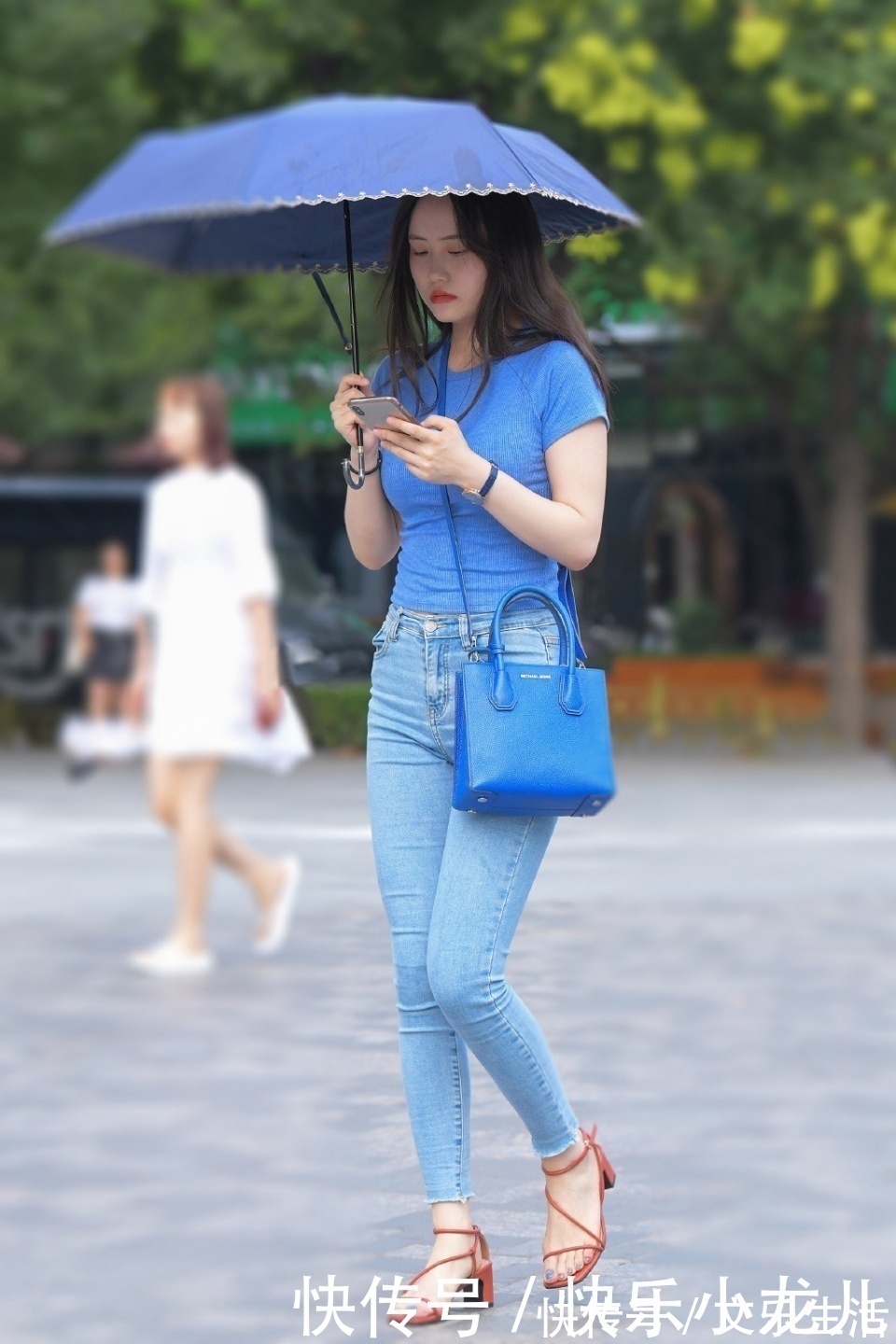 裤型 穿搭牛仔裤独特优雅,充满了美丽的曲线,特别迷人