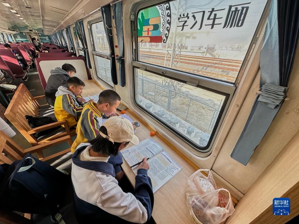 大凉山慢火车“换装”升级迎接开学季