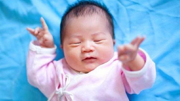 结婚证|小夫妻的结婚证火了,看到他们的名字后,网友替孩子取的名绝了