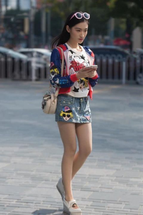 街拍美女不想气质输人,选择个性短裤穿搭,秀出你想要的美