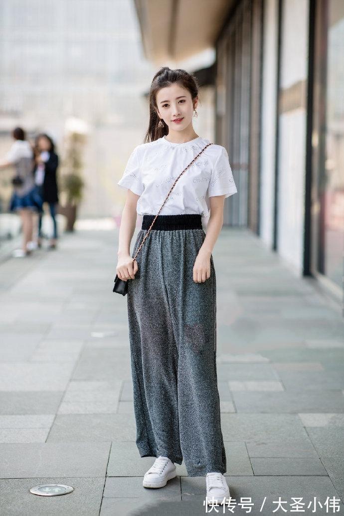 高跟鞋|美女街拍:白色的短袖搭配一款灰色的休闲长裤,视觉上很清新雅致
