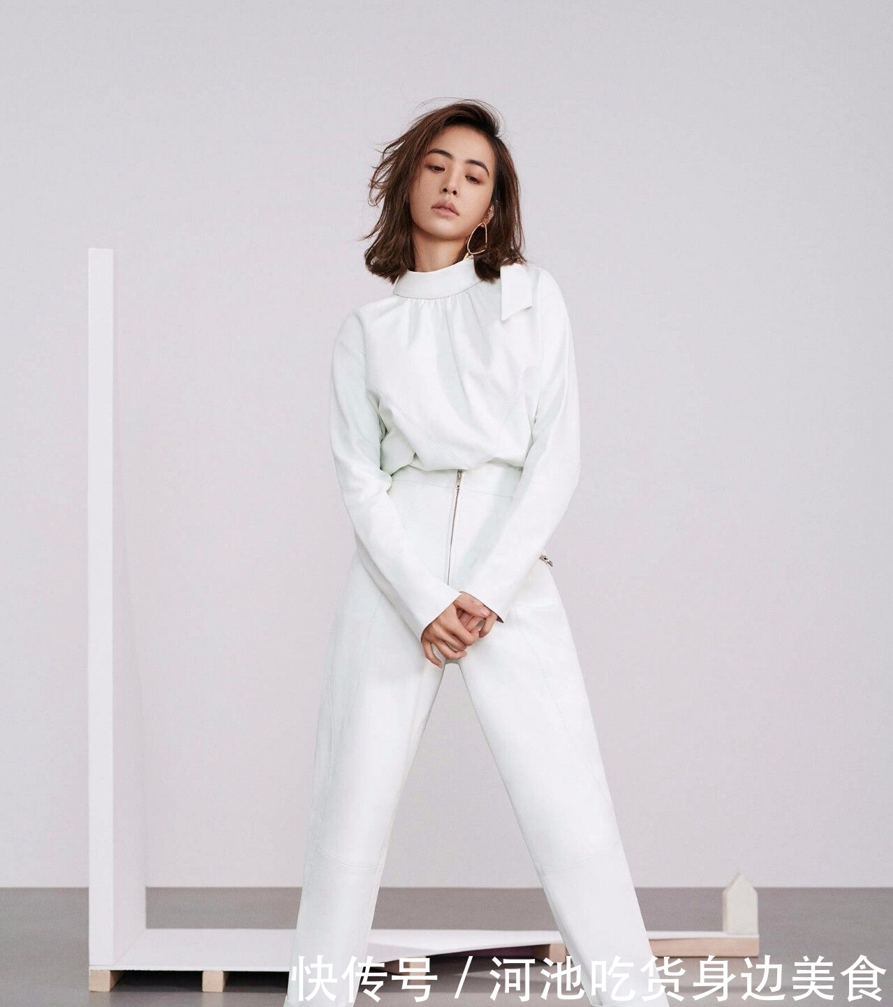 蔡依上半身穿的真前卫,也就你敢了