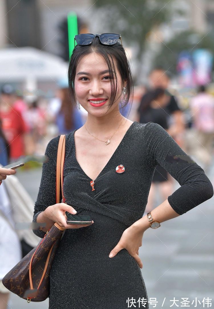 街拍|美女街拍:小姐姐深灰色的修身裙,穿着修身又显瘦,美的清新又时尚