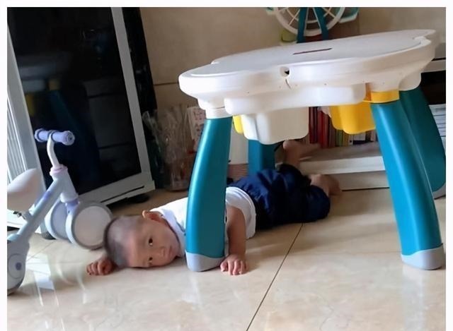 独生家庭|哥哥开学后,弟弟“颓废”度日,网友:没有人抢,玩具都不香了