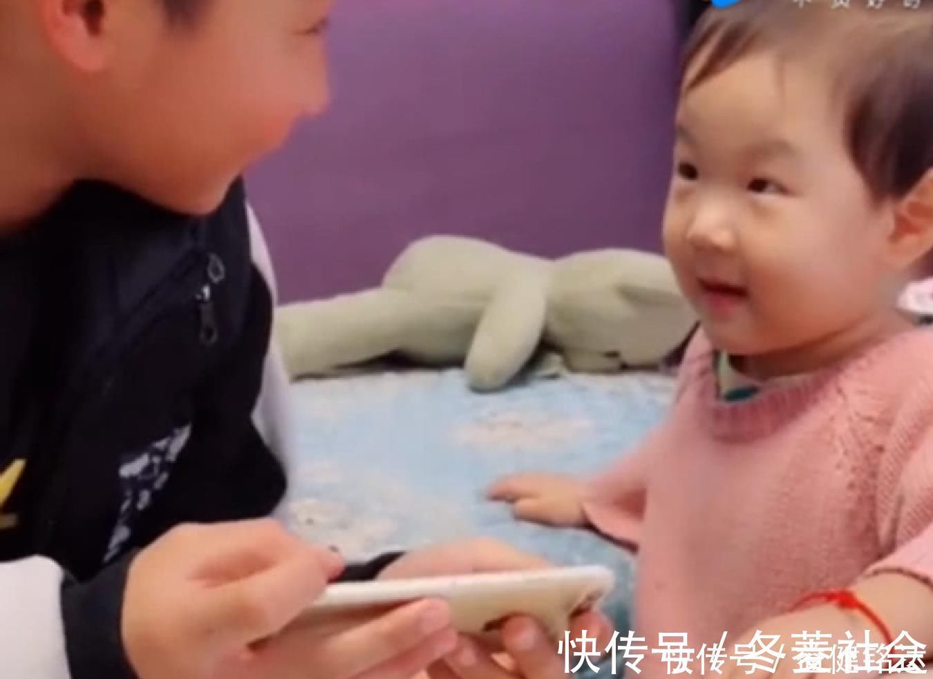 告状|舅舅写作业时玩手机，2岁萌娃想告状，接下来的反转让人猝不及防