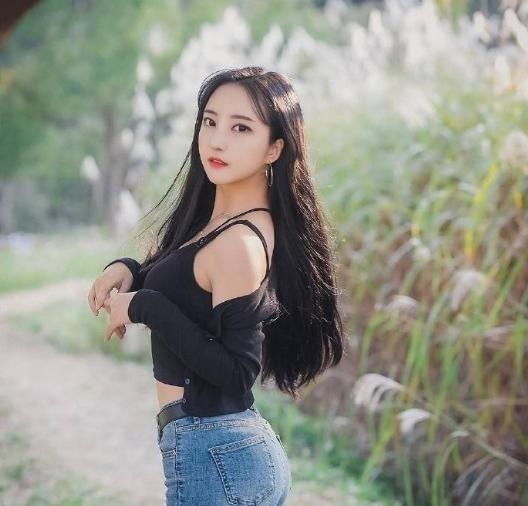 吊带 清新的小姐姐，牛仔修身裤搭配小吊带，仙女气息十足