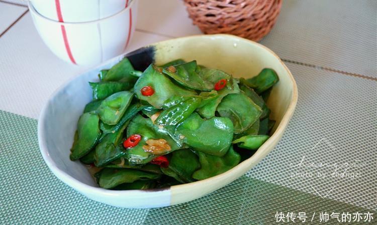 大热天的,素菜更受欢迎,简单一炒,脆嫩入味,一盘才花2块钱