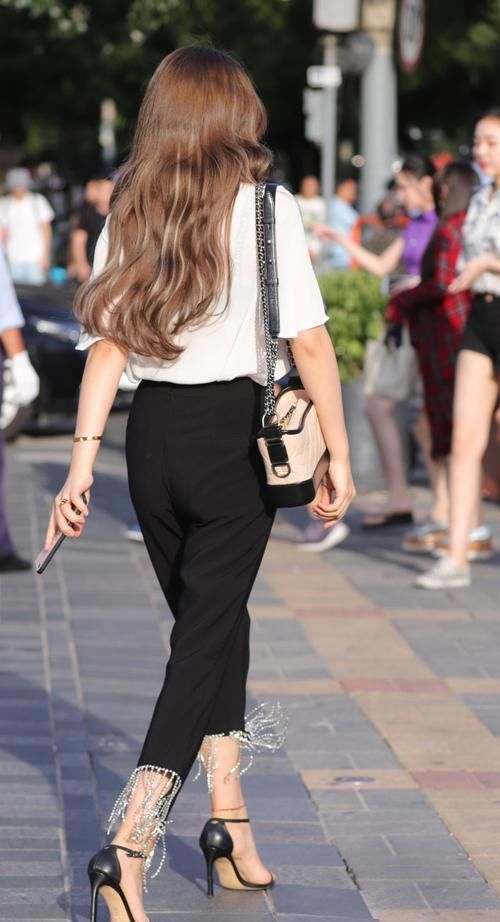 飘飘|街拍邂逅一位小姐姐,她皮肤白皙,气质可人,长发飘飘身上留香