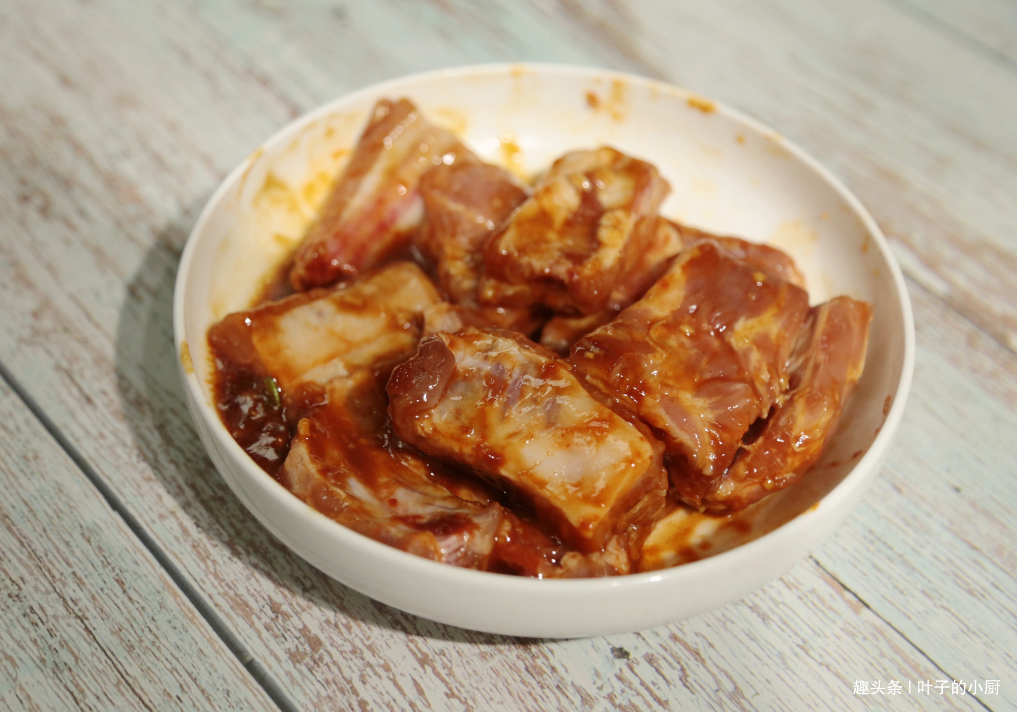做排骨，很多人都用“传统”方法烧，油多还不香，教您好吃的秘诀