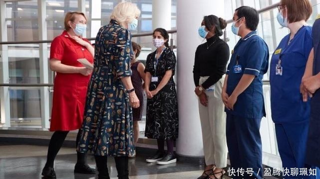 梅根|卡米拉穿蓝色衬衫裙亮相真得意!脸上皱纹挤在一起,王后位子稳了