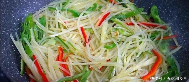 土豆|炒土豆丝时,放白醋还是陈醋饭店大厨放错了,不脆还浪费油!
