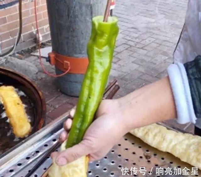 大爷早上街边卖“奇特油条”,一根2块,顾客街边排队站着吃!