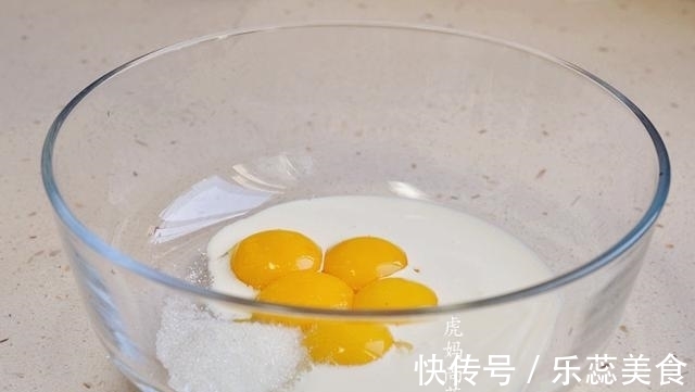 电饭煲|玉米粉+酸奶+鸡蛋，做成无油又低糖的早餐蛋糕，好吃健康易消化