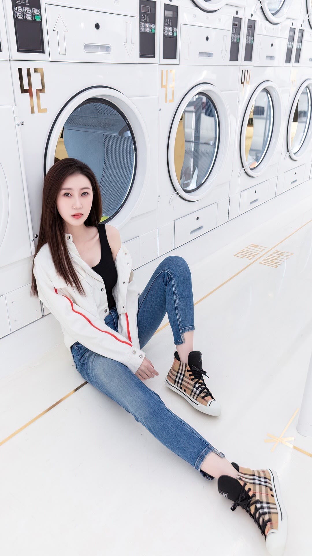 牛仔 性感牛仔配上黑色小背心, 完美的身材堪称一绝