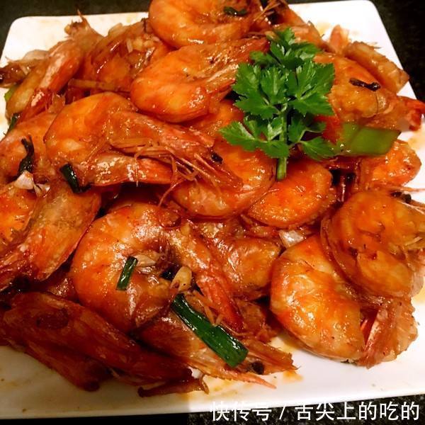 油焖大虾这样做,色泽红亮,虾肉嫩弹,快来看看吧