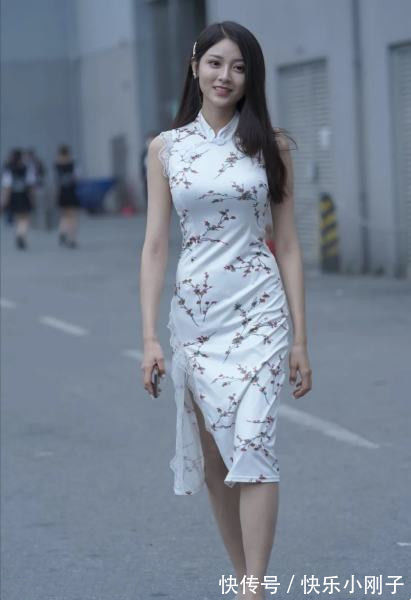 旗袍 小姐姐身穿改良版旗袍，很有时尚气质