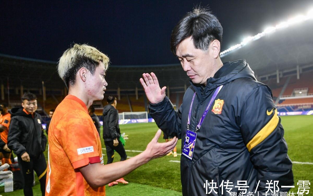 国足|早上11点!中超传出消息:李霄鹏向申花“求助”,国足成绩堪忧