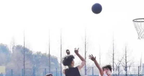 男孩子“打籃球”能長高？醫生：做到這3點，躺著也能長高個兒！