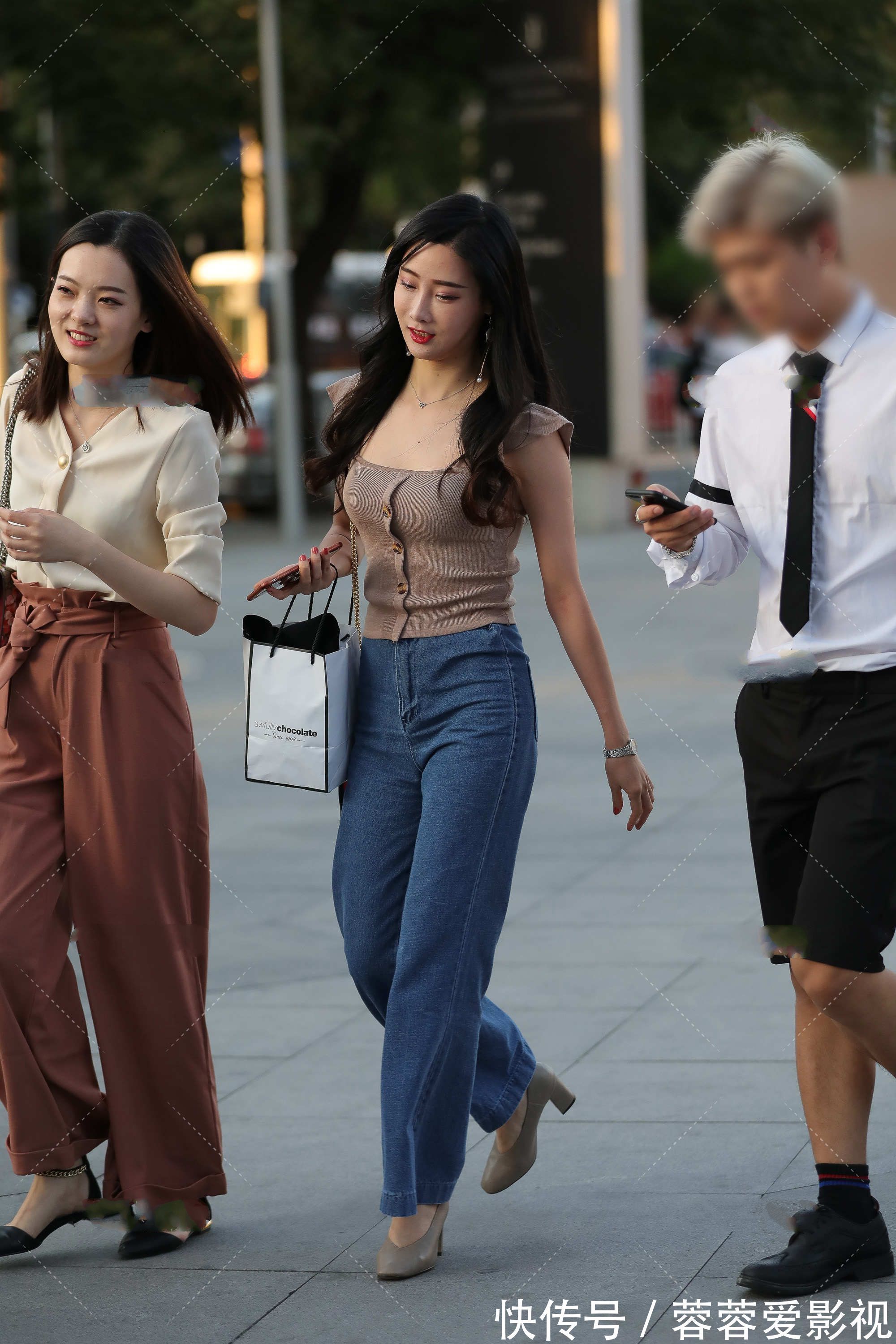 牛仔 甜美又优雅的穿搭,飞飞袖小衫配牛仔阔腿裤,轻松穿出靓丽的造型