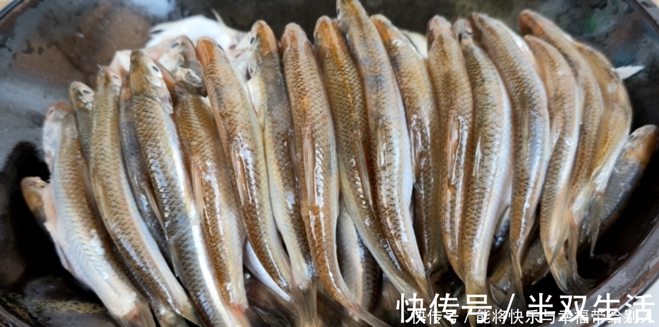 小鱼|油炸小鱼时,用面粉还是用淀粉?教你正确做法,酥脆好吃不回软