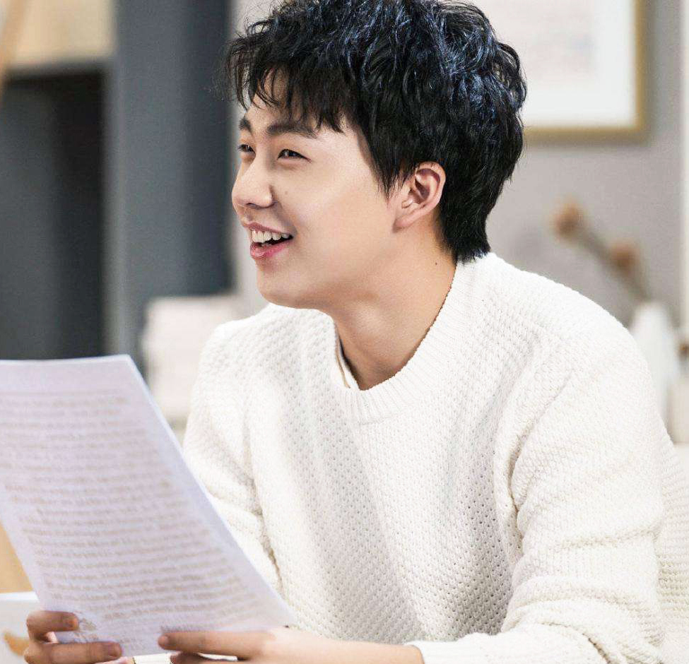 郭麒麟 郭麒麟录节目身上被缠胶带,看到他的衣服,网友大林子心疼不