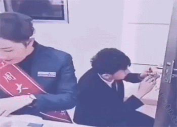 |搞笑GIF:美女身材太好烦恼,穿裙子都这么费劲!