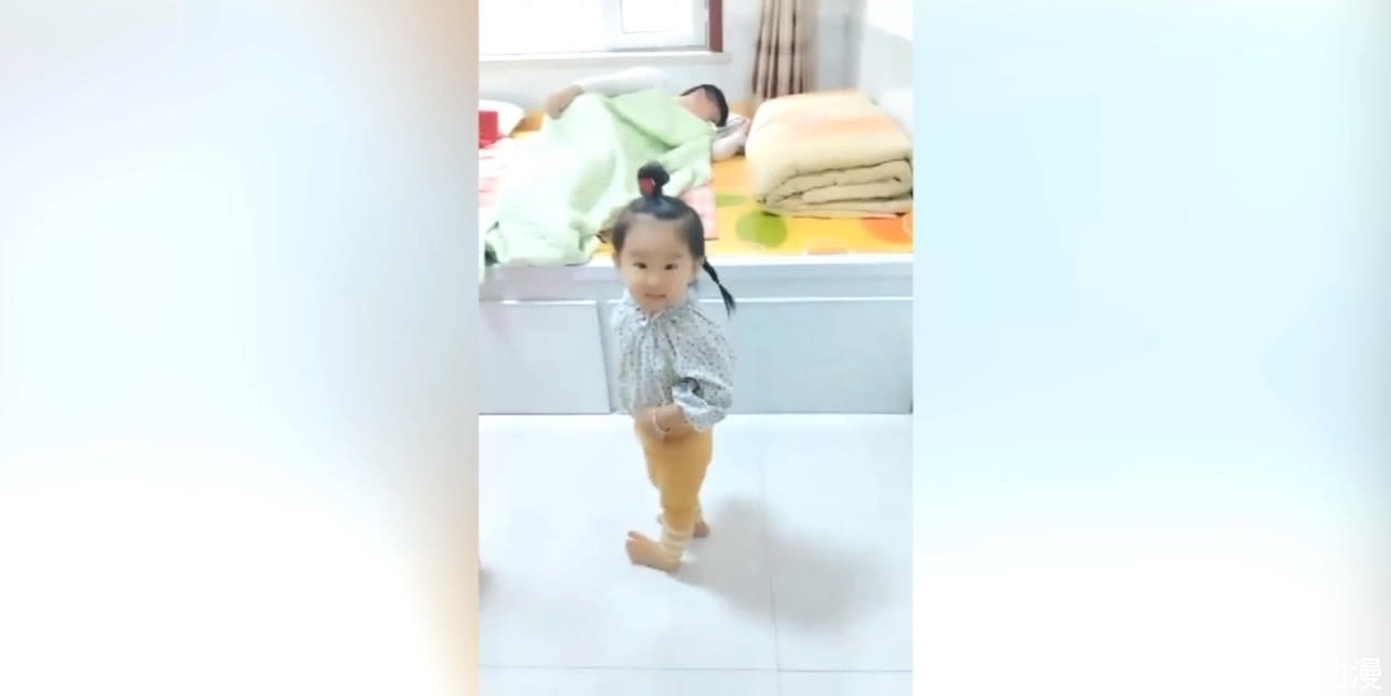 哥哥|宝宝每天都会叫醒赖床的哥哥，真是太萌了，网友：人体小闹钟