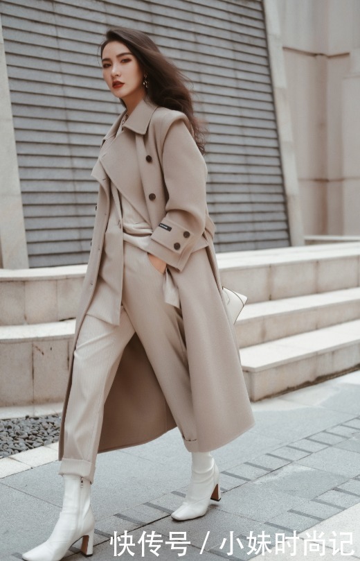 大衣|白色套装搭配浅灰色大衣, 气场十足!
