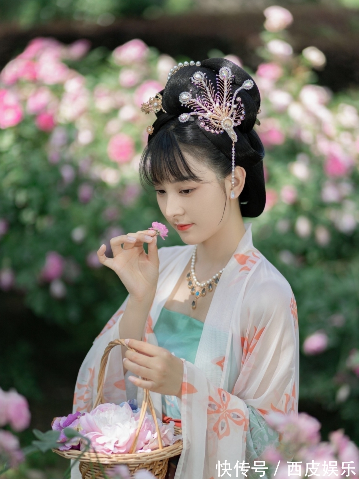 南湖|诗·十首丨一卷痴情衫袖瘦，千愁满面鬓丝燃