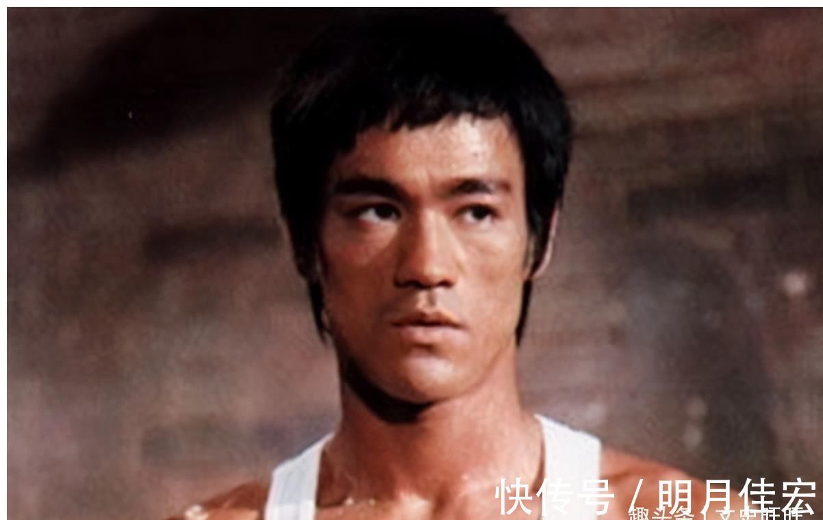 死亡游戏|1973年李小龙去世当晚,记者潜入殡仪馆,发现他脸上有个泡