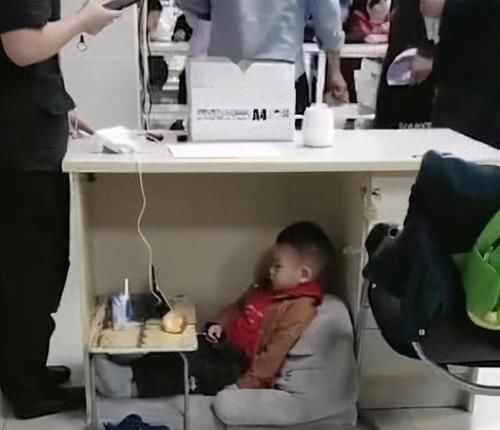 顾娃|“最懂事宝宝”走红,安静坐在桌子底下陪妈妈工作,画面让人心疼