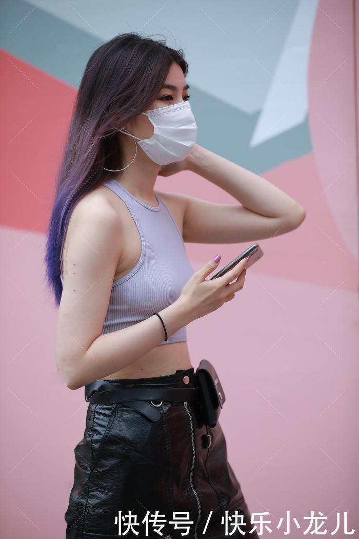 马丁靴|性感帅气的小皮裙,搭配浅色无袖小背心,身体线条轻松驾驭