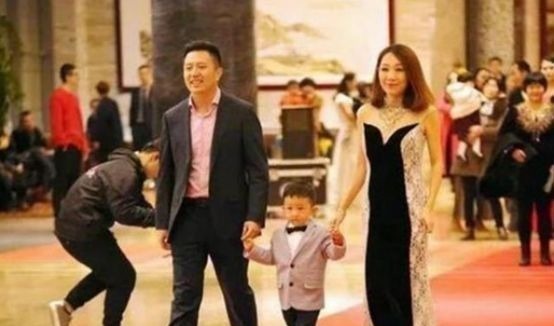 走秀|幼儿园新年联欢成“贵族晚宴”,家长带娃盛装走秀,网友:养不起