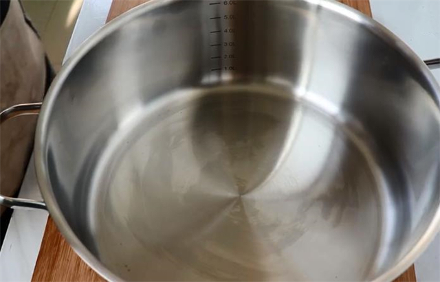 洗洁精|新买的蒸锅先别直接用，教你正确开锅和养锅，保证不发黄发黑